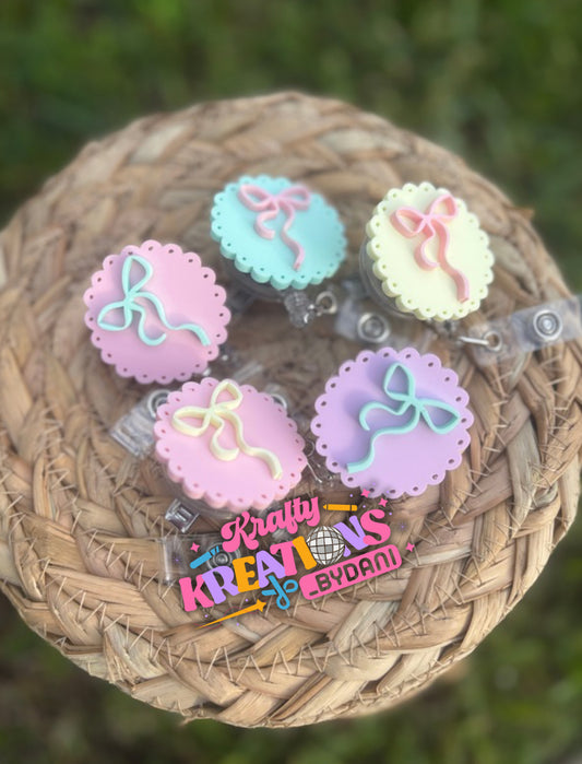 Pastel scalloped bow badge reel